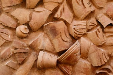 Eski bir farklı seramik ürünlerin yapılan duvar. 