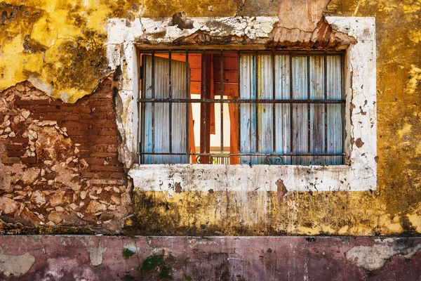 Gamla Fönster Och Färgglada Grungy House — Stockfoto