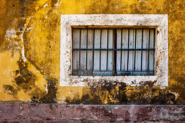 Gamla Fönster Och Färgglada Grungy House — Stockfoto