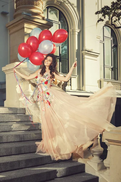 Härlig Kvinna Vacker Klänning Med Färgglada Ballonger — Stockfoto