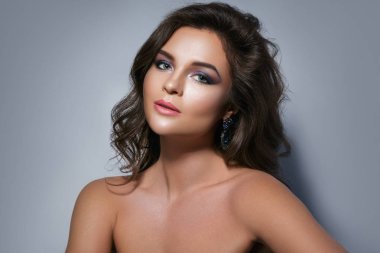 Güzel makyaj ve saç modeli ile muhteşem bir kadın portresi