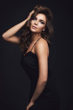 Kadın portresi kıvırcık saçlı, güzel makyaj