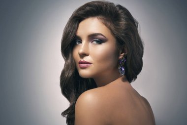 Güzel makyaj ve saç modeli ile muhteşem bir kadın portresi