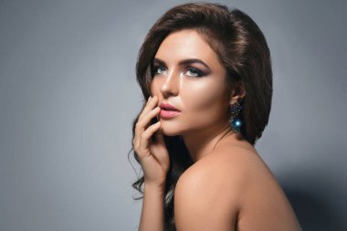 Güzel makyaj ve saç modeli ile muhteşem bir kadın portresi