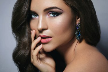 Güzel makyaj ve saç modeli ile muhteşem bir kadın portresi