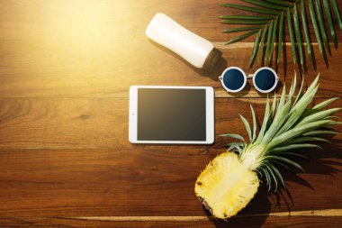 Ahşap arka plan üzerinde plaj tatil için farklı öğeleri.