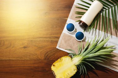 Plaj tatil için farklı öğeleri. Güneş kremi, güneş gözlüğü ve ananas meyve