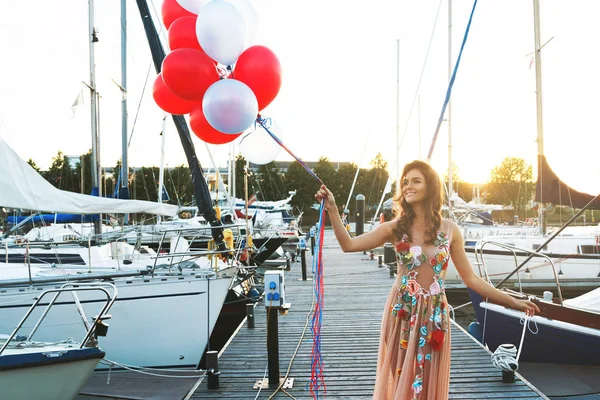 Bella Donna Bellissimo Vestito Con Palloncini Colorati Sul Molo Dello — Foto Stock