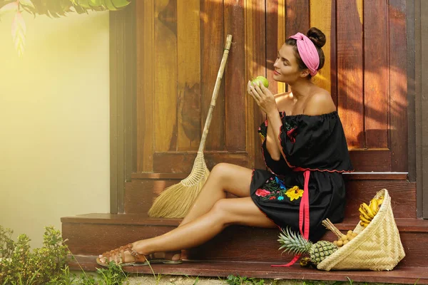 Piękna Kobieta Kosz Pełen Owoców Egzotycznych Siedzi Progu Obok Jej — Zdjęcie stockowe