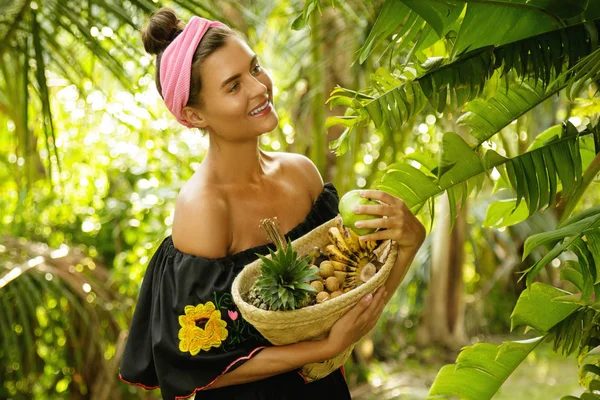 Mujer Joven Feliz Con Cesta Llena Frutas Exóticas Jardín Tropical — Foto de Stock