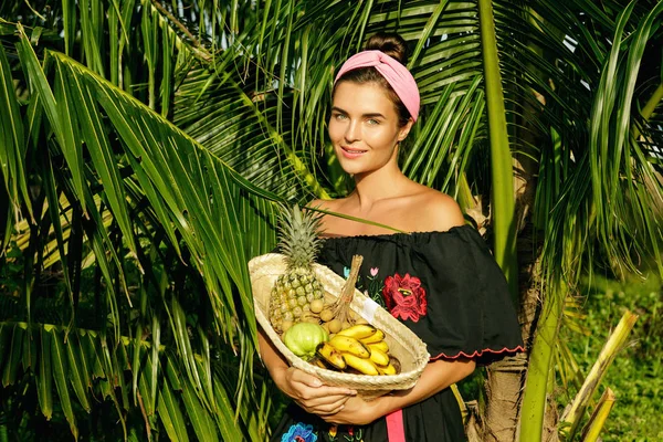 Mujer Joven Feliz Con Cesta Llena Frutas Exóticas Jardín Tropical —  Fotos de Stock