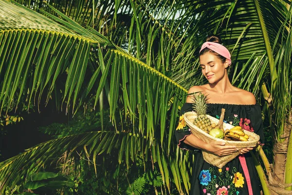 Mujer Joven Feliz Con Cesta Llena Frutas Exóticas Jardín Tropical —  Fotos de Stock