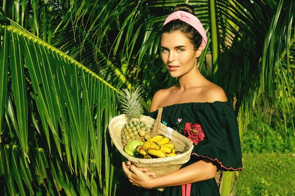 Mujer Joven Feliz Con Cesta Llena Frutas Exóticas Jardín Tropical —  Fotos de Stock