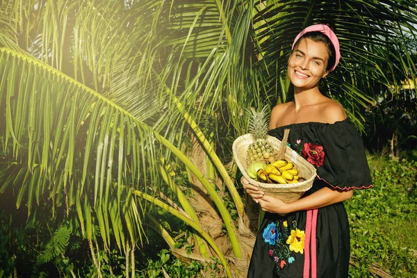 Szczęśliwa Młoda Kobieta Kosz Pełen Owoców Egzotycznych Tropikalnym Ogrodzie — Zdjęcie stockowe