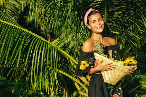 Gelukkig Jonge Vrouw Met Mand Vol Exotische Vruchten Tropische Tuin — Stockfoto