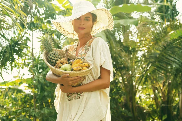 Hermosa Mujer Con Sombrero Ala Ancha Jardín Tropical Con Una —  Fotos de Stock