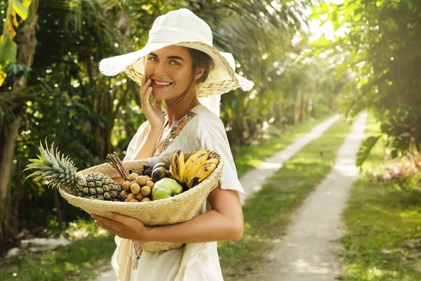 Hermosa Mujer Con Sombrero Ala Ancha Jardín Tropical Con Una — Foto de Stock