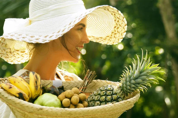 Hermosa Mujer Con Sombrero Ala Ancha Jardín Tropical Con Una — Foto de Stock