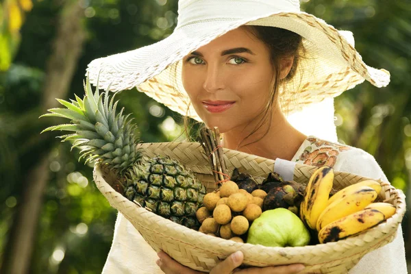 Hermosa Mujer Con Sombrero Ala Ancha Jardín Tropical Con Una — Foto de Stock
