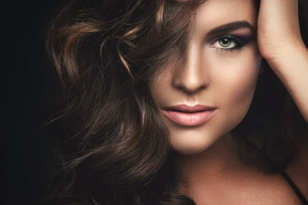 Retrato Mulher Com Cabelo Encaracolado Bela Maquiagem — Fotografia de Stock