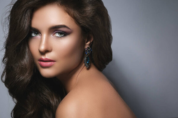 Портрет великолепной женщины с красивым макияжем и прической
