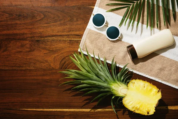 Verschillende Items Voor Strand Vakanties Zonnebrandcrème Zonnebril Ananas Fruit — Stockfoto
