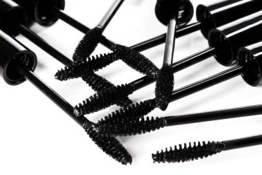 Beyaz arka plan üzerinde izole maskara boruları