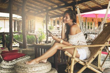 oturma ve ahşap koltukta, rahatlatıcı genç kadın