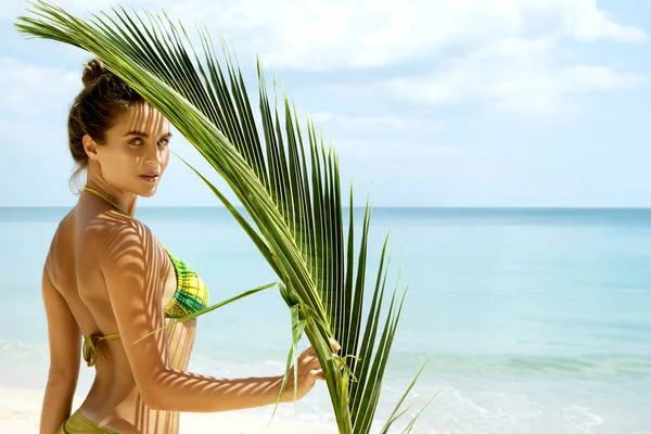 Mujer Joven Con Hoja Palma Playa Tropical — Foto de Stock