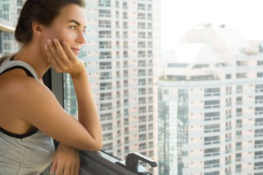 Düz penceresine bakarak genç güzel kadın