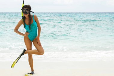 Maske ve palet sahilde dalış için güzel bir kadınla