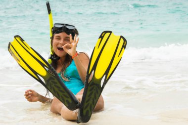 Maske ve palet sahilde dalış için güzel bir kadınla