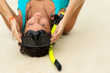 Dalış için bir maske olan kadın. Yaz ve plaj tatil.