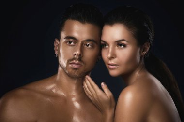 Portre Studio siyah arka plan üzerine genç güzel çift