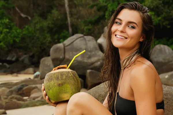 Mulher Feliz Com Uma Bebida Coco Praia Tropical — Fotografia de Stock