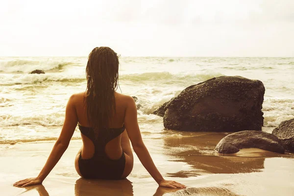 Osamělá Žena Seděla Pláži Moře — Stock fotografie