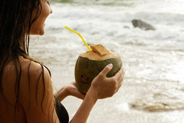 Mujer Con Una Bebida Coco Playa — Foto de Stock