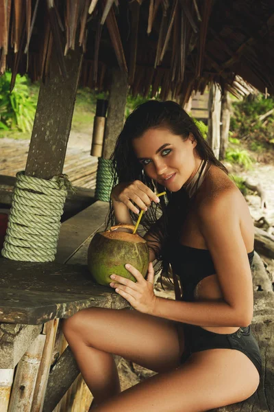 Mulher Feliz Com Bebida Coco Antigo Bar Praia — Fotografia de Stock