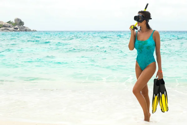 Jonge Vrouw Met Een Masker Snorkelen Zomer Strand Vakantie — Stockfoto