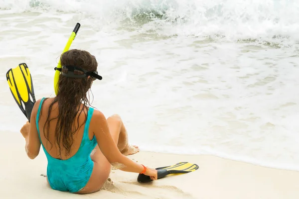 Mulher Bonita Com Máscara Nadadeiras Para Snorkeling Praia — Fotografia de Stock