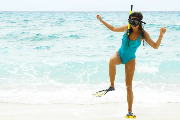 Vacker Kvinna Med Mask Och Fenor För Snorkling Stranden — Stockfoto