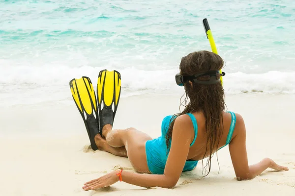 Mooie Vrouw Met Masker Flippers Snorkelen Strand — Stockfoto