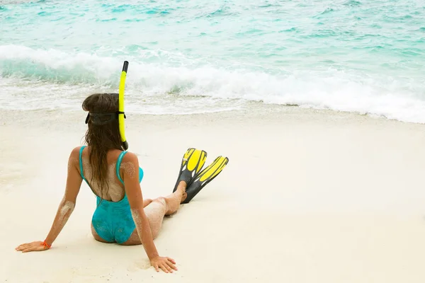 Schöne Frau Mit Maske Und Schwimmflossen Zum Schnorcheln Strand — Stockfoto