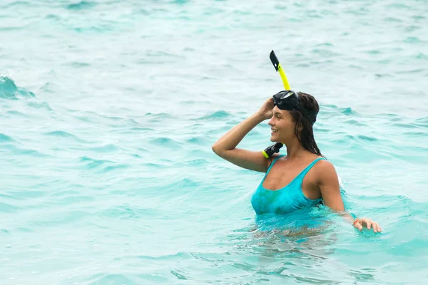 Vrouw Zwemmen Zee Met Een Snorkel Masker — Stockfoto
