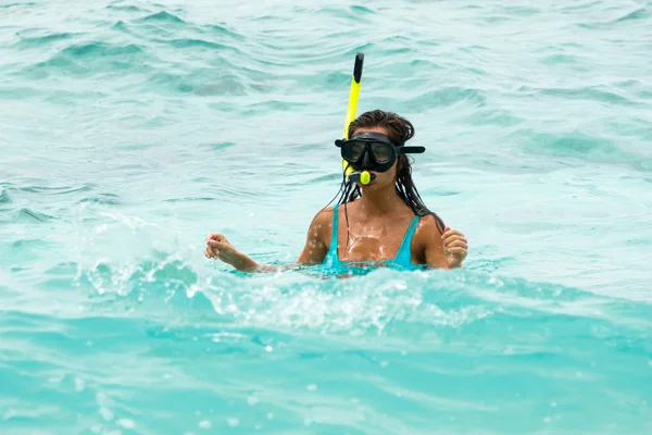 Frau Schwimmt Mit Schnorchelmaske Meer — Stockfoto