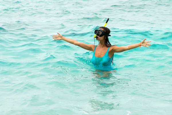 Vrouw Zwemmen Zee Met Een Snorkel Masker — Stockfoto