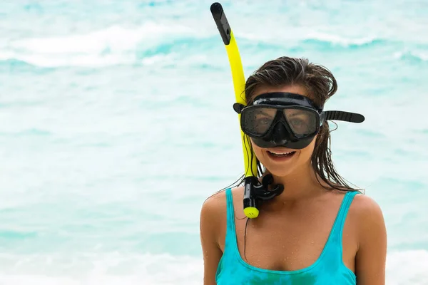 Fiatal Snorkeling Maszk Nyár Beach Ünnepek — Stock Fotó