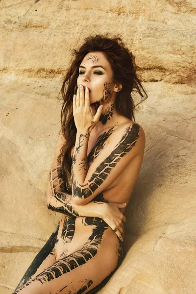 Hermosa Mujer Desnuda Con Rastro Neumático Coche Cuerpo Está Posando —  Fotos de Stock