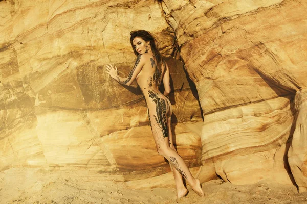 Красивая Голая Женщина Следами Шин Теле Позирует Песчаных Скал — стоковое фото