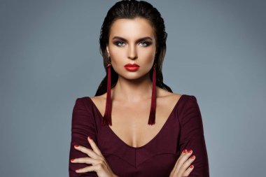 Uzun kırmızı küpeler güzel bir makyaj ile çarpıcı kadın portresi